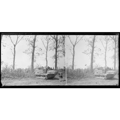 Attaque du 18 juillet 1918. Près de Chaudun (Aisne). Tank revenant du combat et croisant des réserves. [légende d'origine]