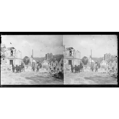 Coeuvres (Aisne). L'église ; à gauche, prisonniers allemands conduits par un cavalier américain. [légende d'origine]