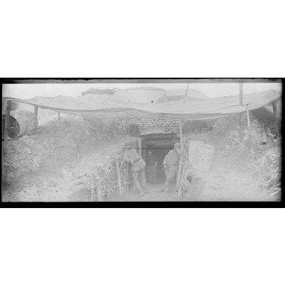 Près la Butte du Mesnil (Marne). Entrée d'un poste compresseur d'air et d'éclairage électrique (avril 1917). [légende d'origine]