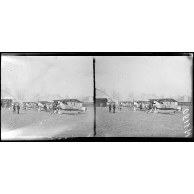Bouy (Marne). Camp d'aviation. Groupe de Nieuport de chasse (6-4-17). [légende d'origine]