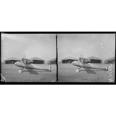 Bouy (Marne). Camp d'aviation. Appareil Morane Parasol biplace vue de profil (6-4-17). [légende d'origine]