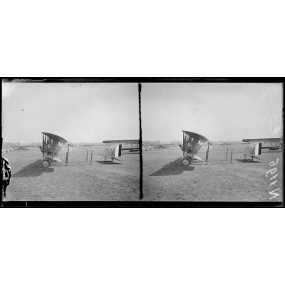 Bouy (Marne). Camp d'aviation. Appareil Caudron type G4 de reconnaissance biplace vu de profil (6-4-17). [légende d'origine]