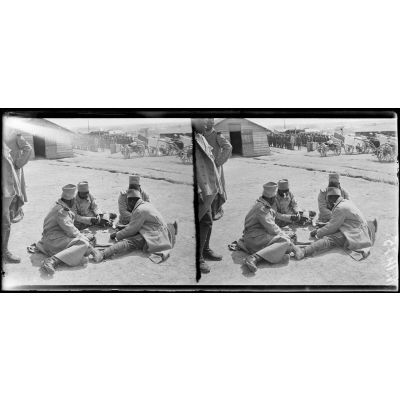 Mailly-le-Camp (Aube). Tirailleurs sénégalais jouant aux cartes. [légende d'origine]