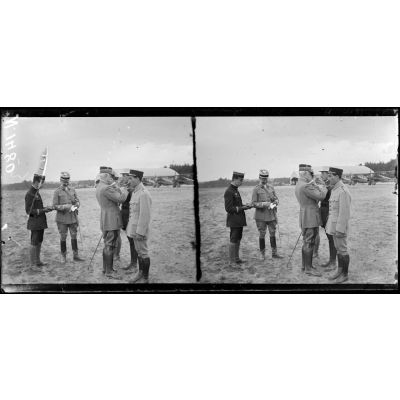 Front de Champagne. Camp de la Noblette (Marne). Le général Fayolle décore des aviateurs (juin 1917). [légende d'origine]