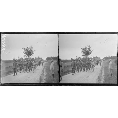 Sompuis (Marne). Centre d'instruction des troupes sénégalaises. Un commandant passe en revue une compagnie de troupes sénégalaises (Juin 1917). [légende d'origine]