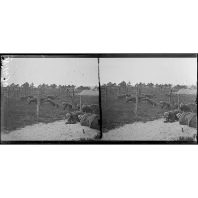 Sompuis (Marne). Centre d'instruction des troupes sénégalaises. Reptation à travers des réseaux de fils de fer (Juin 1917). [légende d'origine]