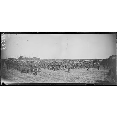 Mailly-le-Camp (Aube). Défilé des bataillons de tirailleurs sénégalais devant le général Maitrot  (28-6-17). [légende d'origine]