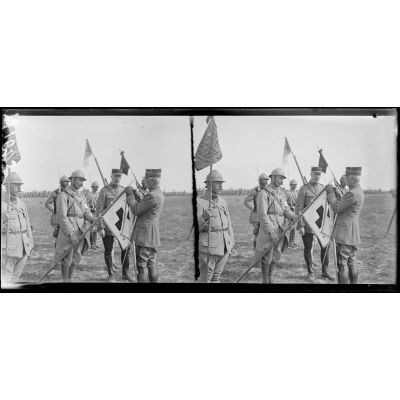 Entre Ramerupt et Dampierre (Aube). Prise d'armes pour la remise de la fourragère au 151e d'infanterie. Le général Fayolle décore le fanion d'une section de brancardiers (28-6-17). [légede d'origine]
