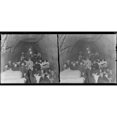 Châlons-sur-Marne (Marne). Caves de la maison Lheureux, où les habitants ont élu domicile par crainte des bombes d'avions (11-7-17). [légende d'origine]