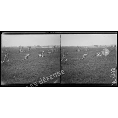 Entraînement des grenadiers à Melette. Soldats américains à l'exercice à Châlons-sur-Marne.