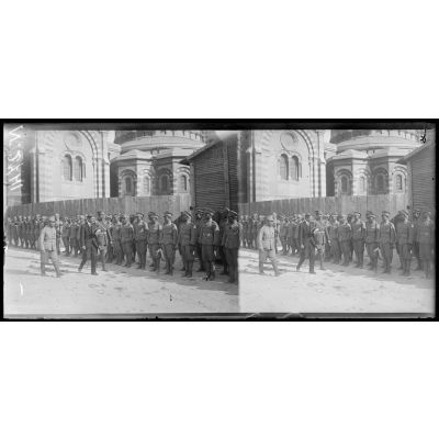 Marseille. Arrivée des troupes siamoises. L'inspection des troupes au cantonnement près de la cathédrale. [légende d'origine]