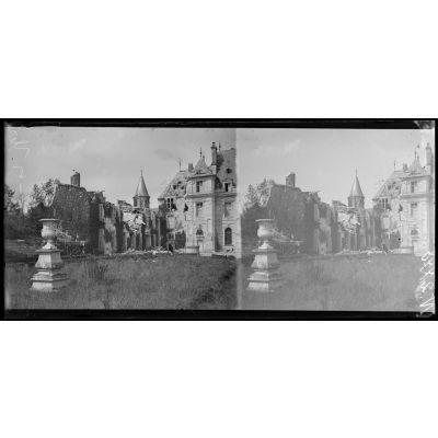 Faverolles (Aisne). Le château de Maucreux. Une aile bombardée (18-8-18). [légende d'origine]