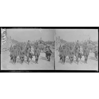 Près Morsain (Aisne). Prisonniers allemands arrivant des lignes ; en tête : les officiers. [légende d'origine]