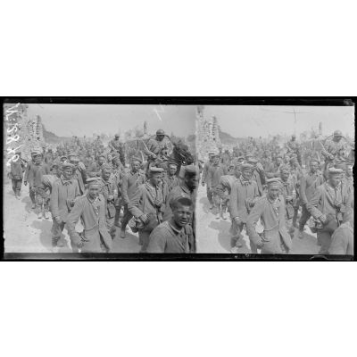 Près Morsain (Aisne). Prisonniers allemands arrivant des lignes (31-8-18). [légende d'origine]