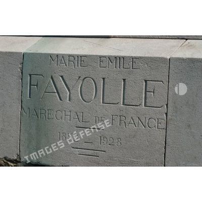 Plaque du monument au maréchal Fayolle place Vauban aux Invalides.