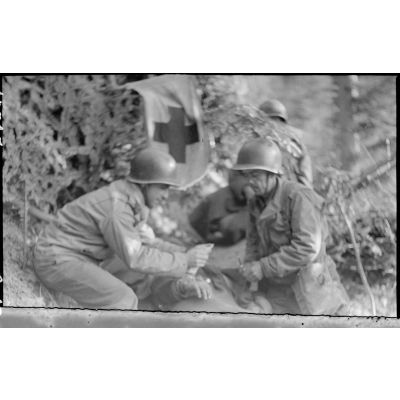Sur le front alsacien, un soldat blessé reçoit les premiers soins dans un poste de secours avancé.
