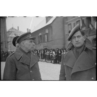Le colonel Bülandr, attaché militaire du gouvernement provisoire tchécoslovaque, et le lieutenant-colonel écossais Broad posent lors d'une cérémonie mititaire à Masevaux dans le cadre d'une visite d'attachés militaires étrangers sur le front d'Alsace.