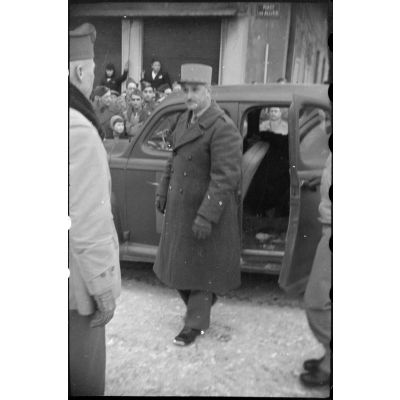 Le général de division Carpentier, commandant la 2e DIM (Division d'infanterie marocaine), arrive en voiture sur la place des Alliés à Masevaux pour y présider une cérémonie militaire en présence d'une délégation d'attachés militaires étrangers en France, en visite sur le front d'Alsace.
