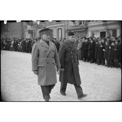 Le général de brigade Daly, atttaché militaire britannique en France, arrive en compagnie d'un officier français sur la place des Alliés à Masevaux pour y présider une cérémonie militaire en présence d'une délégation d'attachés militaires étrangers en visite sur le front d'Alsace.