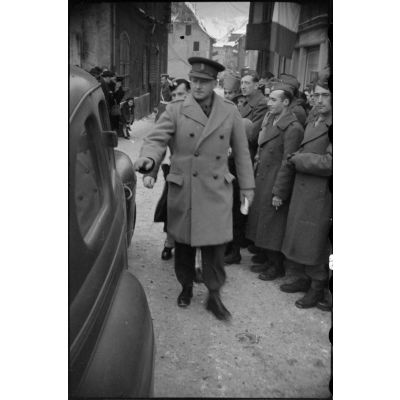 Le général de brigade Daly, attaché militaire britannique en France, remonte dans son véhicule à l'issue d'une cérémonie à Masevaux à laquelle il participait à la tête d'une délégation d'attachés militaires étrangers en visite sur le front d'Alsace.
