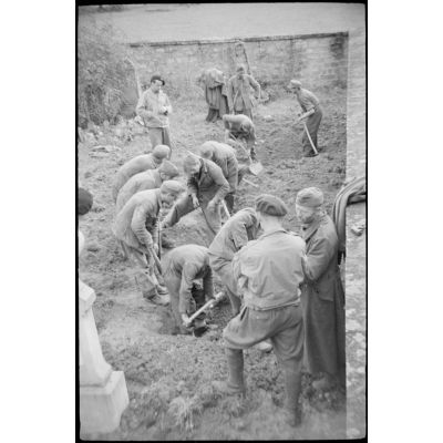 Exhumation de corps de résistants du maquis de Magny Danigon par des prisonniers allemands.