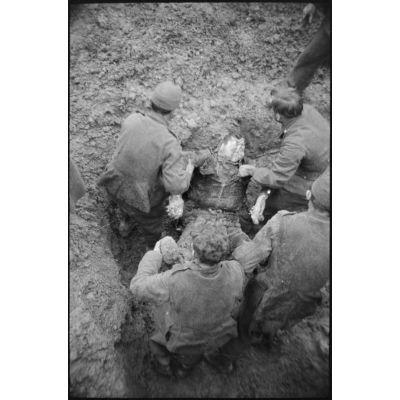 Exhumation de corps de résistants du maquis d'Avignon par des prisonniers allemands.