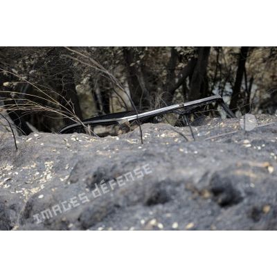 En Corse, dans la vallée de Péri, la carcasse d'une voiture carbonisée par l'incendie, lors de l'opération Hèphaïstos.