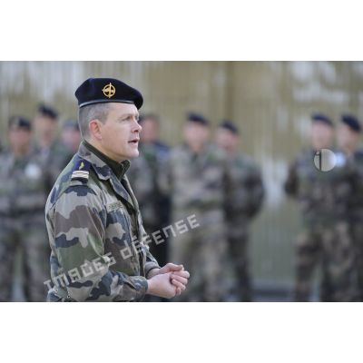 Rassemblement du matin au CPA 30 (commando parachutiste de l'air) sur la base aérienne 106 de Bordeaux-Mérignac : le chef de corps, le lieutenant-colonel P. Barthe s'adresse à l'unité.