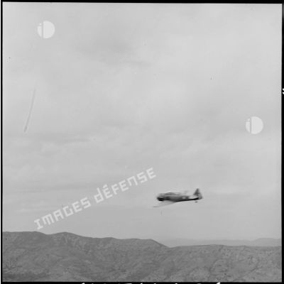 Un avion de chasse T6 en pein vol lors de l'opération Espérance.