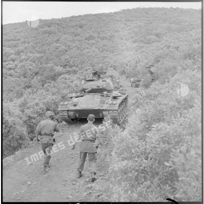 Passage d'un char sur la piste réparée lors d'une opération dans le djebel Nadar.
