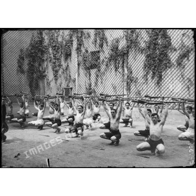 Exercices à la baïonnette organisé par le lieutenant Carpentier en juin 1915.