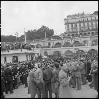La foule attend l'arrivée de Jacques Soustelle, pour le saluer avant son départ du poste de gouverneur général de l'Algérie.
