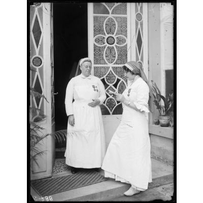Soissons. Madame Macherez et Mademoiselle Sellier venant de recevoir la croix de guerre. [légende d'origine]