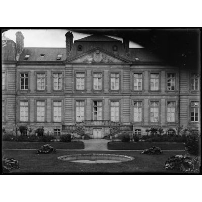 Soissons. Les jardins et la façade de l'Hôtel de ville. Vue des jardins. [légende d'origine]