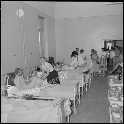 Blessés recevant des colis à l'hôpital Maillot d'Alger.