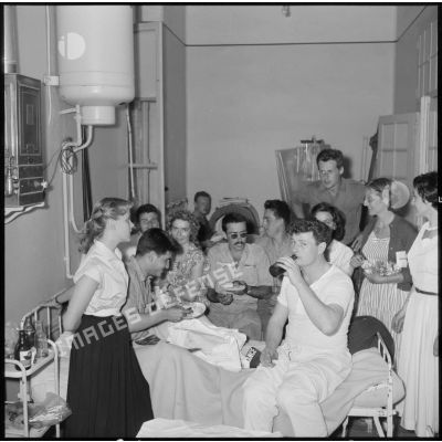 Repas des blessés à l'hôpital Maillot d'Alger.