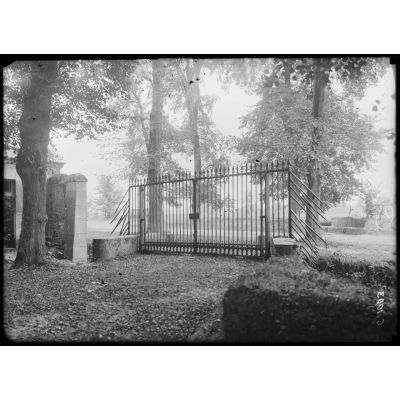 Versailles. Une grille du parc du Grand Trianon avec l'entrée d'un boyau de défense en dehors du parc. [légende d'origine]