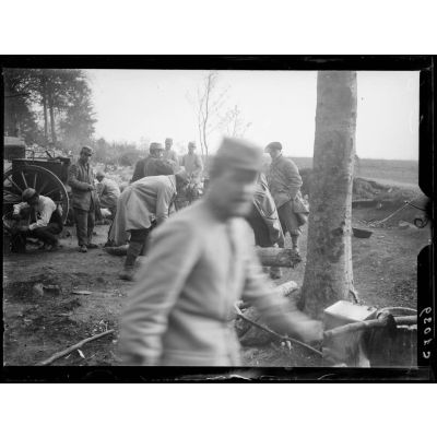 Bois Mulot. (Forêt d'Apremont. Meuse). Cantonnement (de la croix de Saint-Jean). Soldats sciant un arbre. [légende d'origine]
