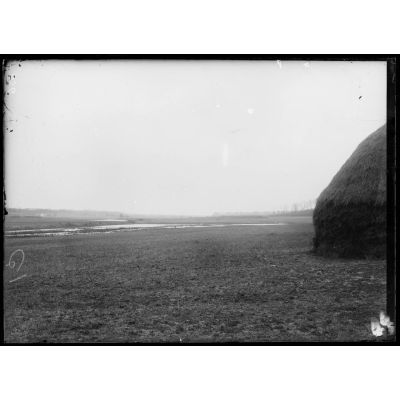 Courtacon (Seine-et-marne). Panorama. Champ de bataille de septembre 1914. Point extrême atteint par les Allemands venant de Sézanne. Route de Paris ( à gauche)  à Sézanne (à droite). [légende d'origine]