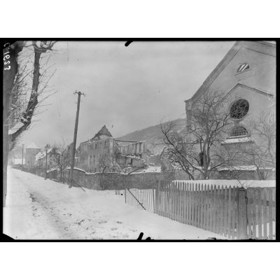 Thann. La synagogue et les ruines de l'avenue Schreurer Kestner. [légende d'origine]