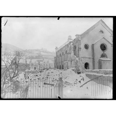 Thann. La synagogue et les ruines de l'avenue Schreurer Kestner. [légende d'origine]