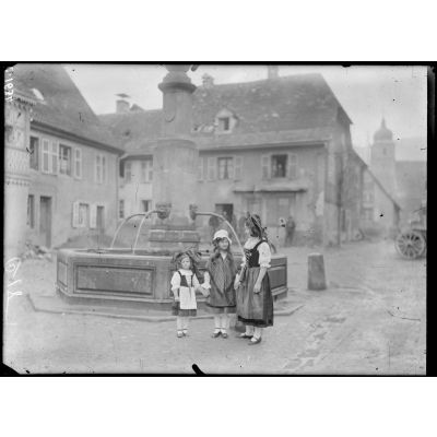 Saint-Amarin. 3 mars 1916. Petites Alsaciennes à la fontaine. [légende d'origine]