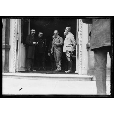 Au ministère des affaires étrangères. Mr. Briand- Général Joffre- Lloyd George et Général Roques. [légende d'origine].