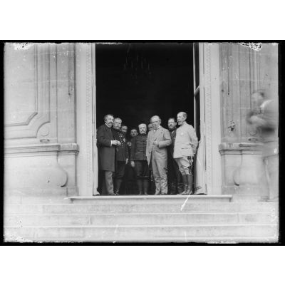 Au ministère des affaires étrangères. Mr. Briand- Général Joffre- Général de Castelnau- Lloyd George- Albert Thomas et Général Roques. [légende d'origine].