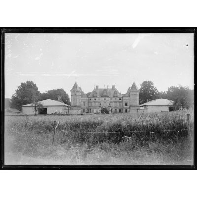Château du Petit Montayron, (Meuse). Cantonnement d'une section de l'ambulance américaine. [légende d'origine].