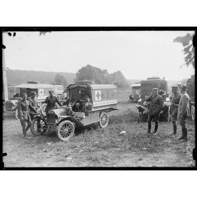 Sommedieue (Meuse). Une section de l'ambulance américaine, départ des autos pour le front, section D-8. [légende d'origine].