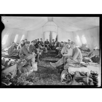 Dugny (Meuse). Ambulance américaine U-5. Réveil sous la tente des chauffeurs américains. [légende d'origine].