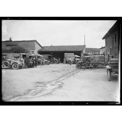 Dugny (Meuse). Ambulance américaine section U-5. Les autos prêtes à partir pour le front. [légende d'origine].