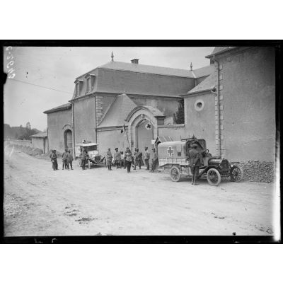 Dugny (Meuse). Ambulance américaine section U-5. Devant le prieuré, le transport des blessés. [légende d'origine].