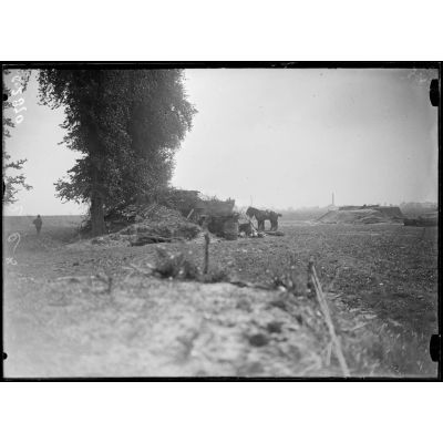 Environ de Lihons (Somme). Chevaux d'estafettes sellés prêts à partir. [légende d'origine]